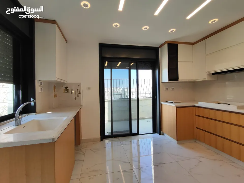 فرصة راقية للإيجار – روف مميز بإطلالة مفتوحة في أول رافات قرب سنقرط وصالات الهاشم سابقا