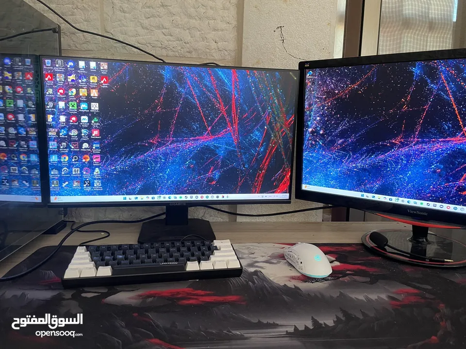 كمبيوتر كامل للبيع مع شاشتين وماوس وكيبورد وسماعه وقطعة نتpc