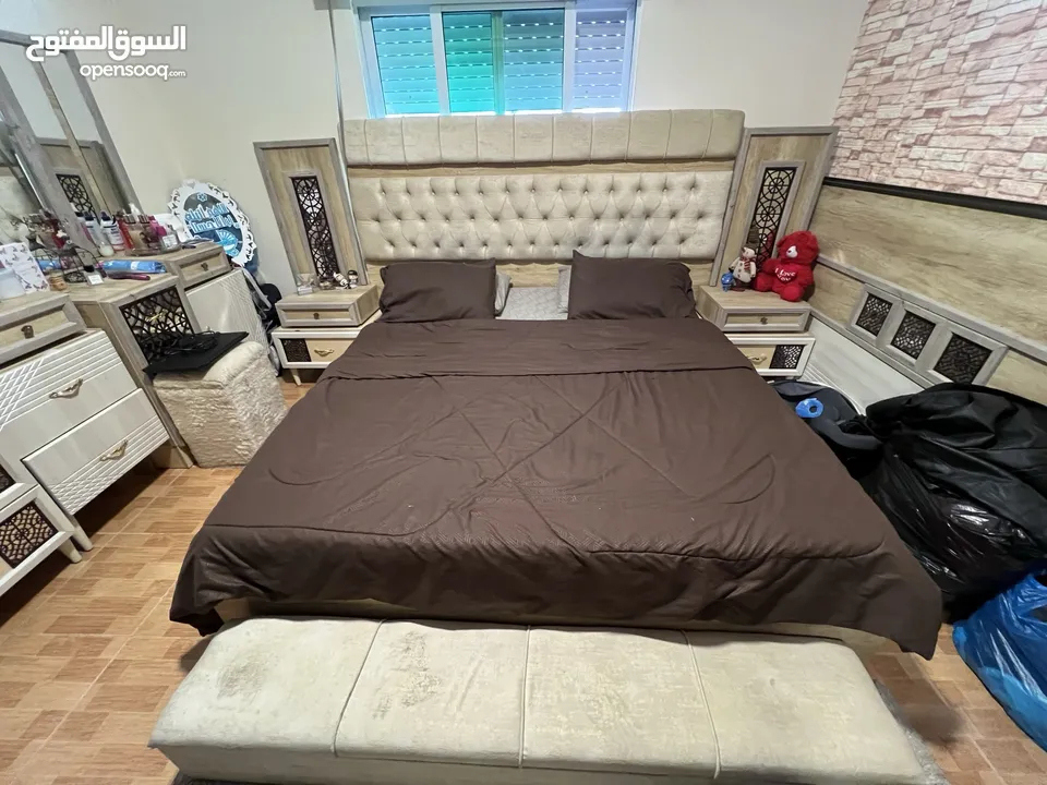 غرفة نوم بحالة جيدة