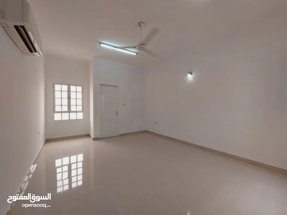 غرف نظيفة للشباب العمانين في الموالح الجنوبية ( خلف سوق الخضار ) /شامل بسعر 100