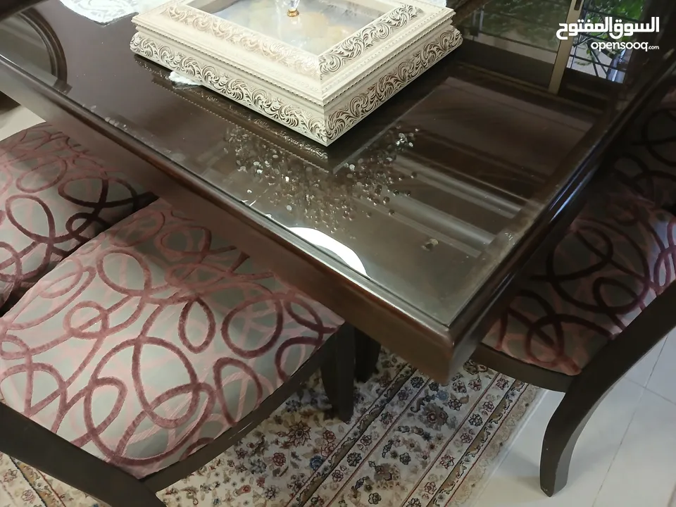 طاولة سفرة بحالة ممتازة خشب زان ومتين  ولا نقرة