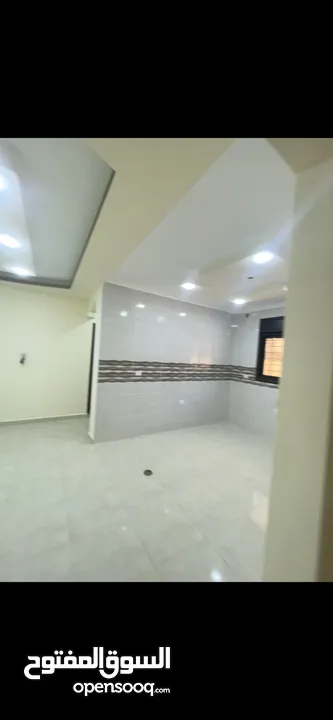 شقة طابق ثالث من ابوغوش 20 مساحة 130 م