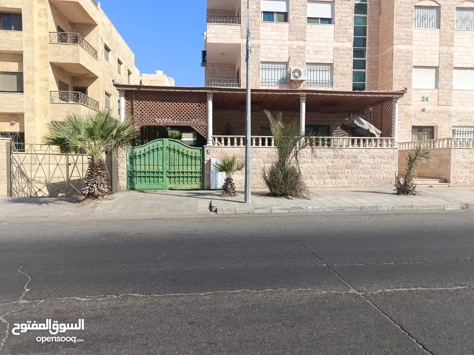 شقة أرضية بالثامنة ~~~للبيع~~~