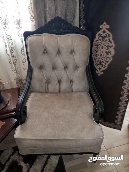 مفردتين كنب خشب وقماش بحالة جيدة جداً للبيع بطبربور