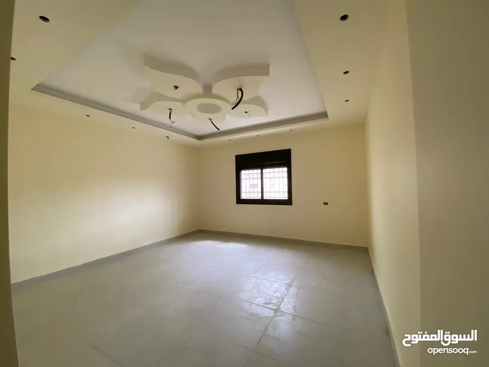شقق طابقيه في المزار الجنوبي