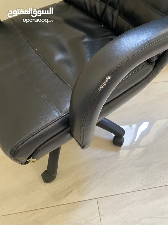 كرسي مكتب جلد مستعمل بحالة جيدة نوع ما  ( قابل للتفاوض )
