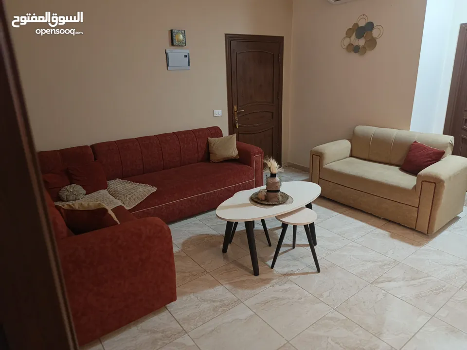 بسم الله الرحمن الرحمن طقم كنب كورنل لونين بيج وخمري بشكل جديد استعمال  سنتين عريس بسعر حرق