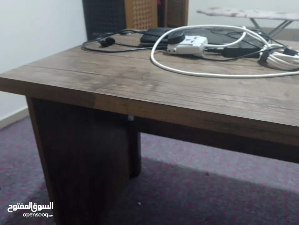 طاولة مكتب وكرسي مكتب مع عجلات  بحالة جيدة السعر 50 دينار  عمان الهاشمي الشمالي