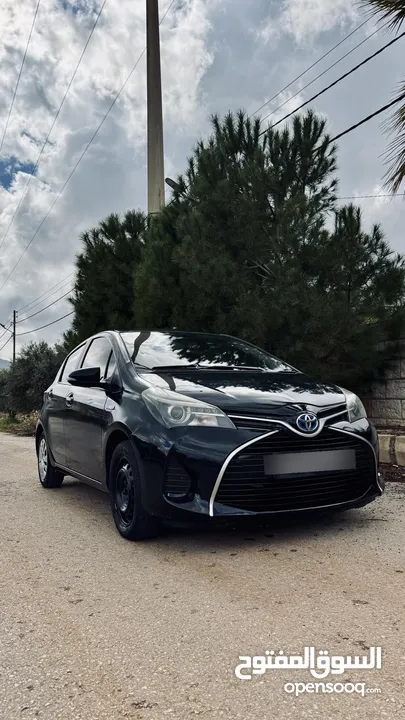 تويوتا يارس هايبرد 2015 هاتش باك بحالة ممتازة - Toyota Yaris Hybrid Hatchback 2015