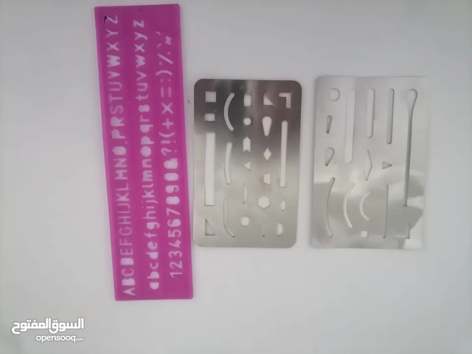 ادوات واثاث رسم هندسي لطالب هندسة العمارة بحالة جيدة، استخدام مهندسة الادوات استخدام بسيط بحالة ة