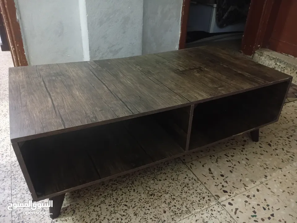طاوله للبيع شبه جديده للبيع ب10 دنانير