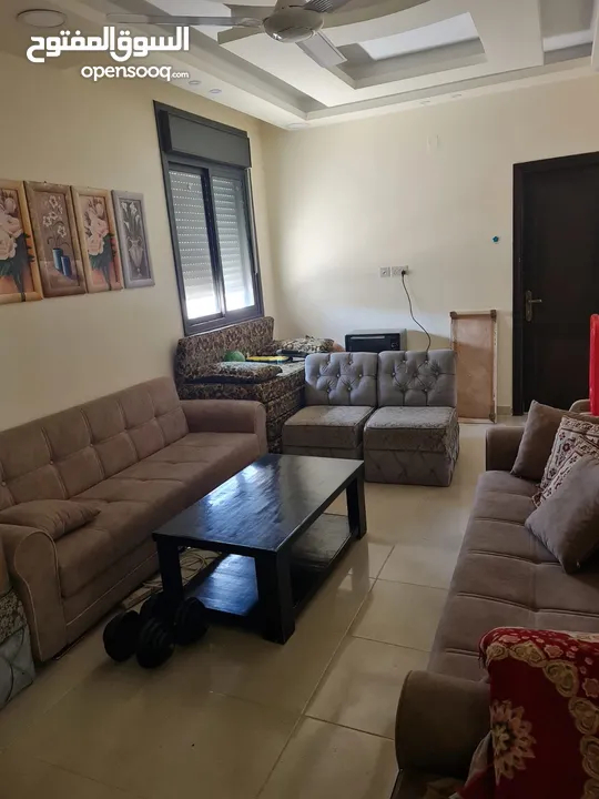 للبيع شقه طابقيه اطلاله بحريه طابق ثالث معها غرفه علي السطح ونصف السطح