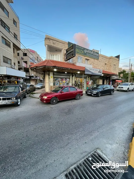 محل مكون من 3 حواصل في  اربد شارع الحصن