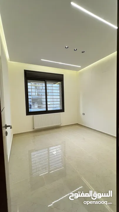 شقة للبيع طابق ارضي 95م مع ترس 50م (سكنية - استثمارية) في ديرغبار شارع ال 60 ، مطبخ راكب ، تدفئة غاز