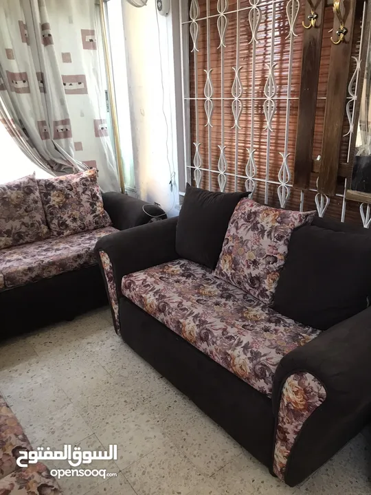 طقم كنب 8 مقاعد بحالة ممتازة
