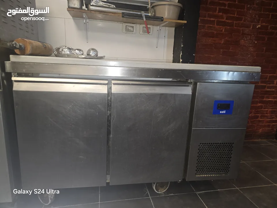عدة مطعم برغر وبيتزا كاملا للبيع بسبب الاغلاق