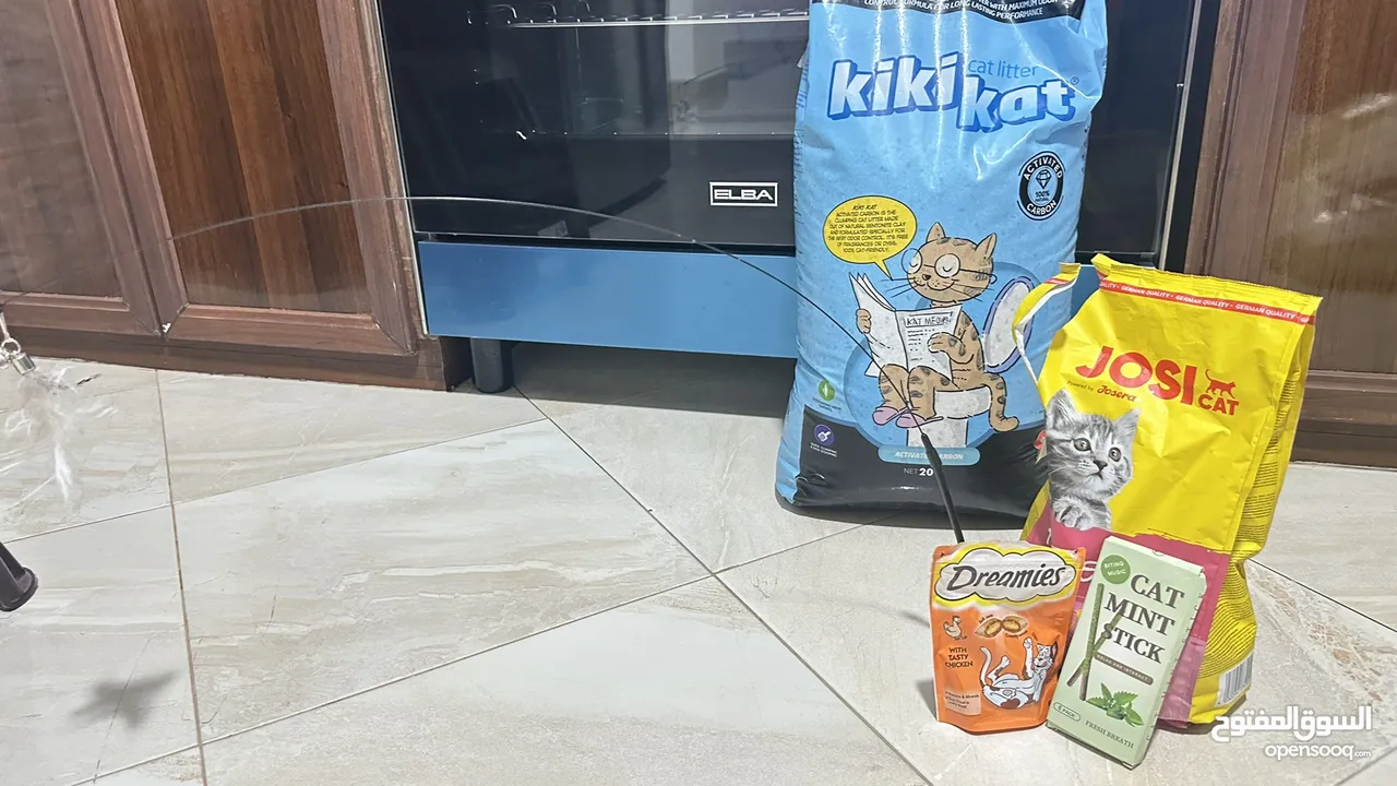 مستلزمات القطط (صندوق فضلات Litter box، Dry food، تراب الفضلات، Treats)