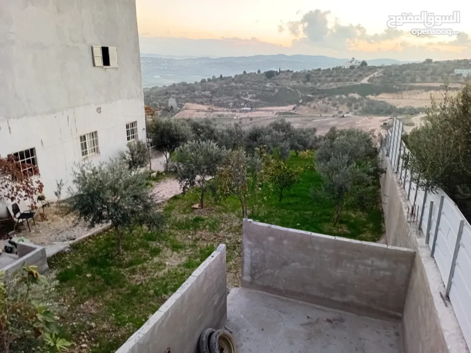 منزل مع حواصل مع ارض مستقل للبيع بناء جديد