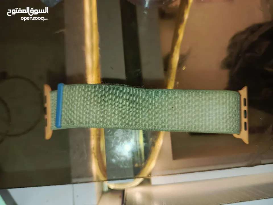 عندي ساعة ابل اصلي وسماعات ابل للبيع الساعة شريتها 400 وسماعات 300 شغلات ميه بالميه بدي ابيعهم 350