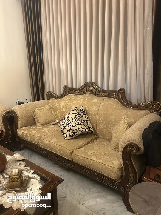 كنب زان خشب مصري ثلاثية ثنائية و مفردتين بحالة جيدة جدا مع الطاولات