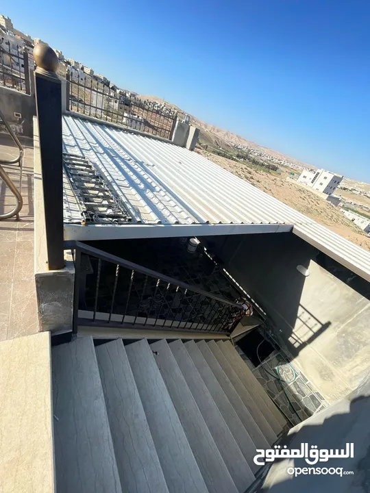 بيت مستقل في ارقى مناطق الزرقاء ضاحية البستان   واجهة حجر تشطيب سوبر ديلوكس مسطح البناء 170الارض500
