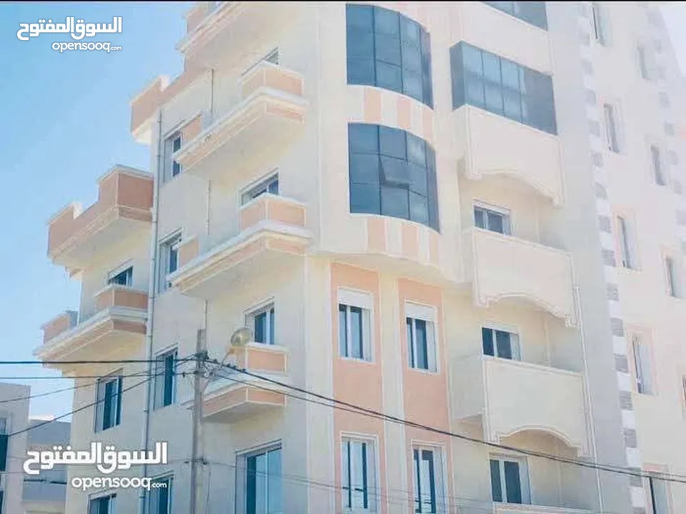 عمارة خمس طوابق بأطلاله على شاطئ البحر بثلاث جهات
