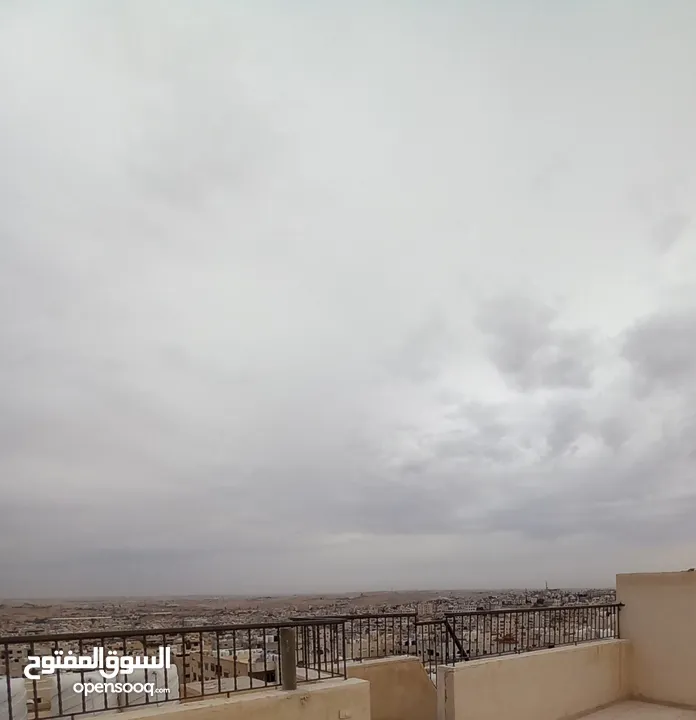 شقة فاخرة مع روف فاخر للبيع بسعر مغري