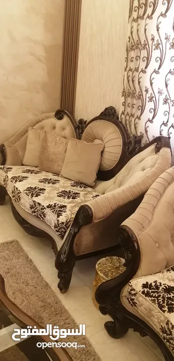طقم كنب خشب زان للبيع مع البرادي بحاله الجديد