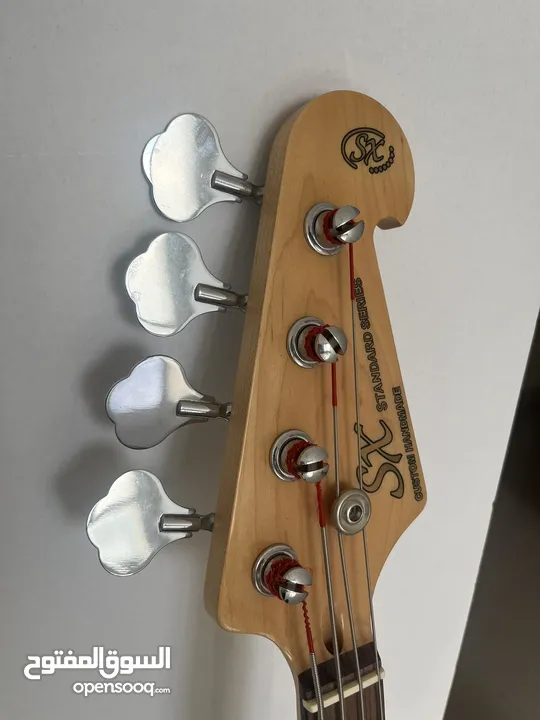 جيتار bass بيز (باس) مع امبليفاير Bass guitar with amplifier