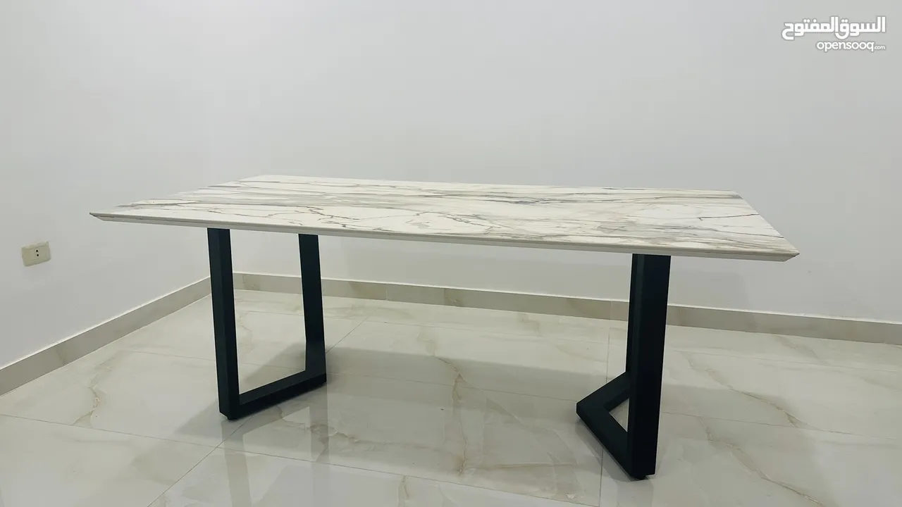 طاولة سفرة بورسلان ايطالي بحالة الوكاله  الحجم مترين * متر