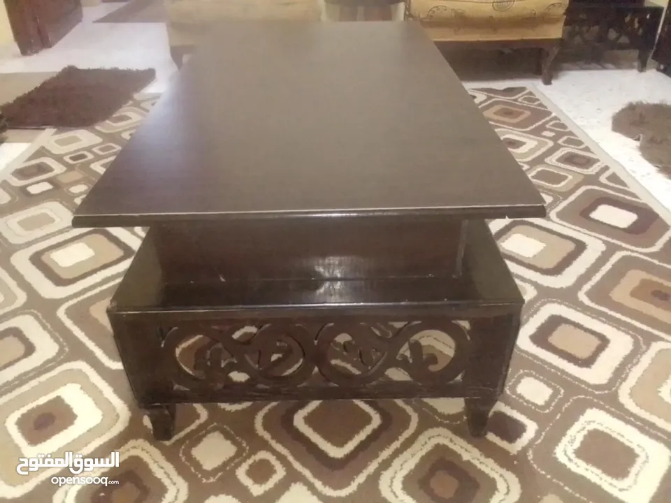 طقم طاولات الطاوله الكبيره بحاجه لغراء بس كما واضح بالصوره