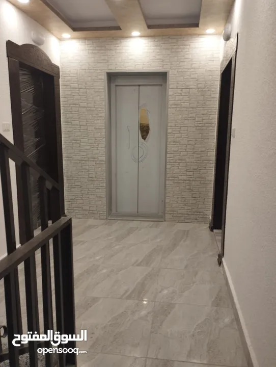 شقة طابق ثالث مع مصعد قرب الخدمات باطلالة عالية