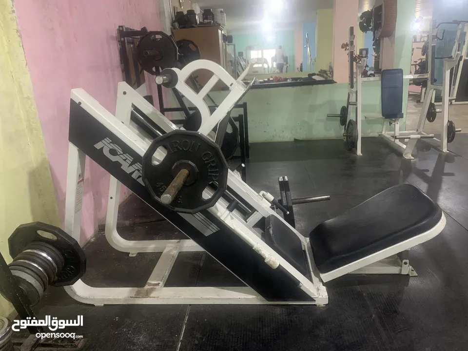 نادي بناء أجسام ولياقة بدنية للبيع