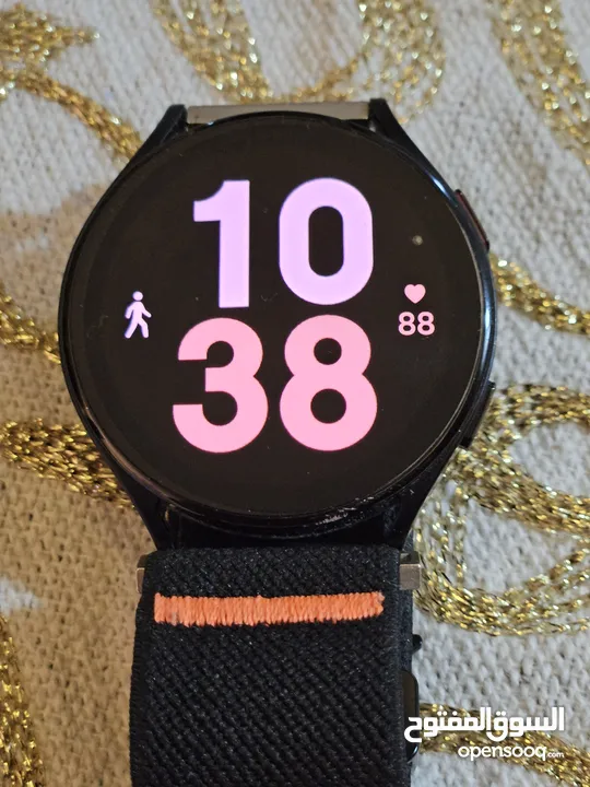 ساعة ذكيه من نوع سامسونج جالكسي ووتش 5  بحاله ممتازه مع الشاحنgalaxy watch 5