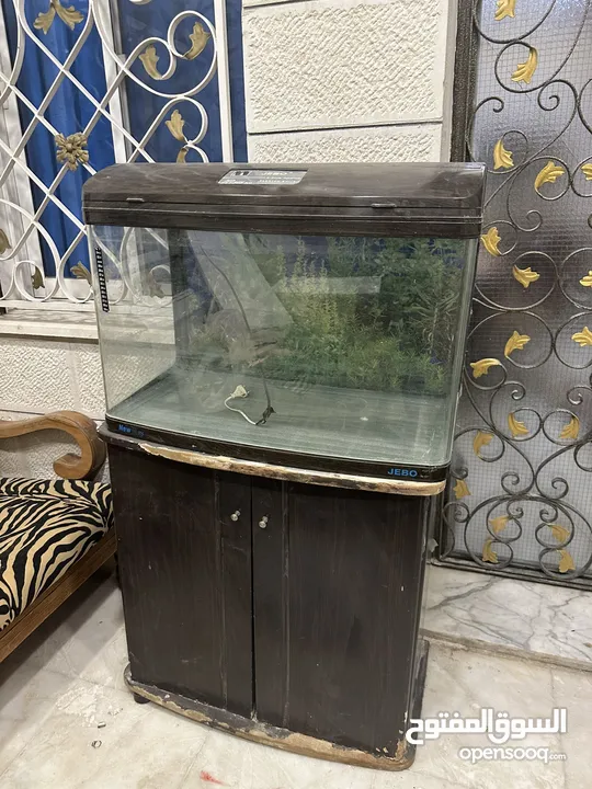 حوض سمك 400 لتر تقريبا كبير وفيه خزانات في الاسفل للتخزين وفيه اضاءة