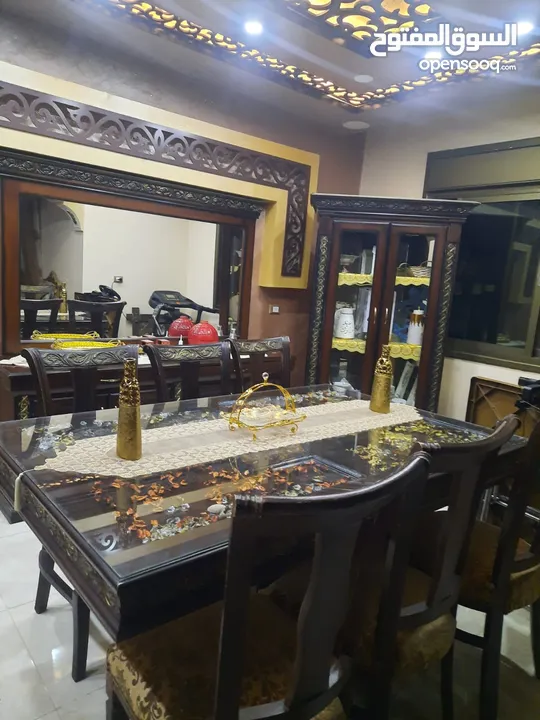 طاولة سفرة مع 8 كراسي ديكورات وخزانه ومرايه معها خزانه