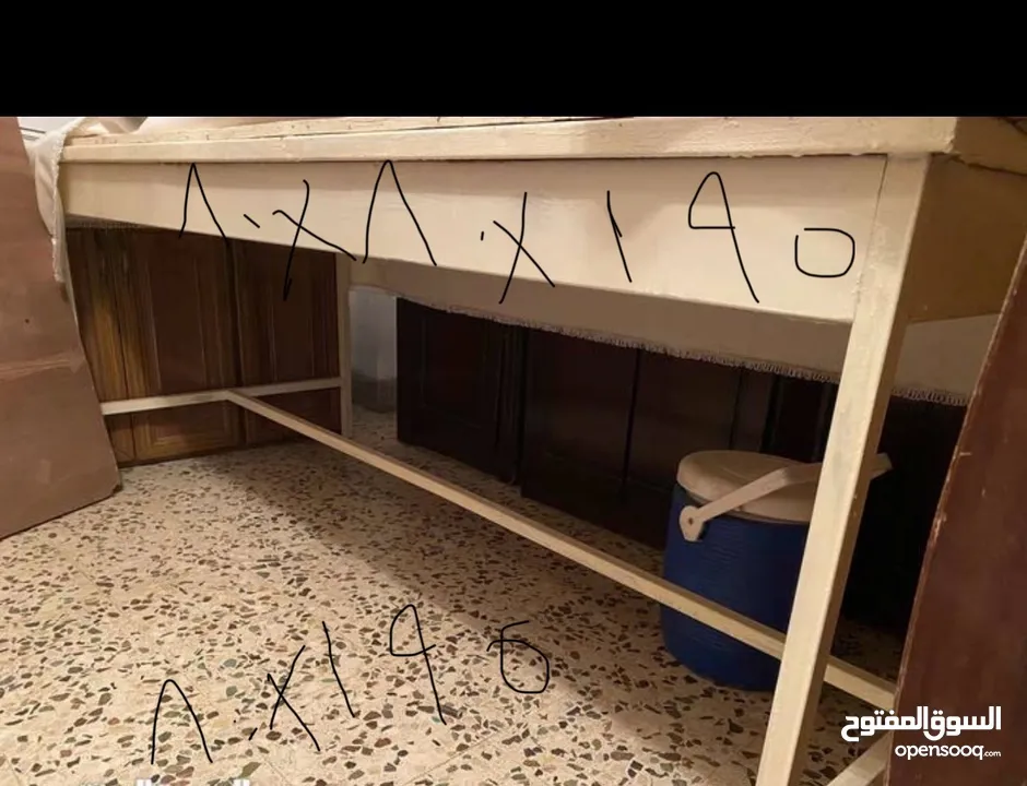 طاولات خياطة كبيرة حديد ولوح خشب  عليها ..تفصيل  مقص كهربائي طاولات وسط خشب زان