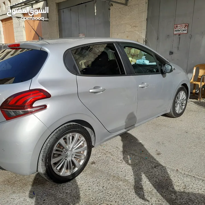 بيع سيارة بيجو 208 2019