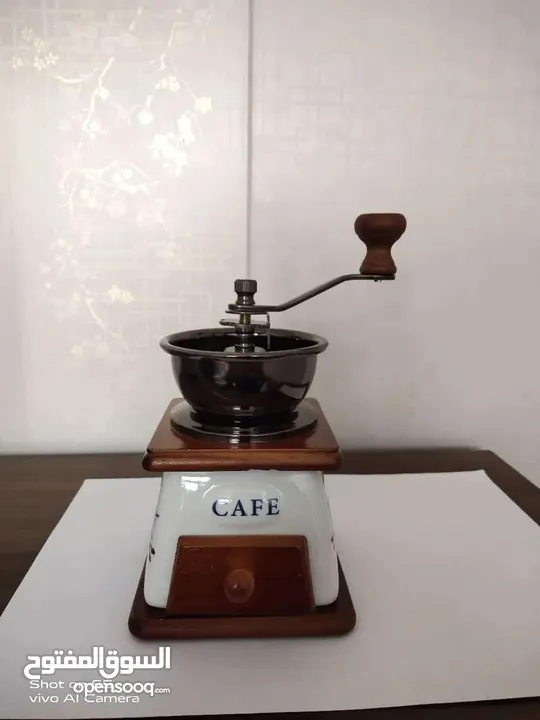 مطحنة كلاسيك قديم يدوية للقهوة والتوابل صغيرة الحجم وانيقة