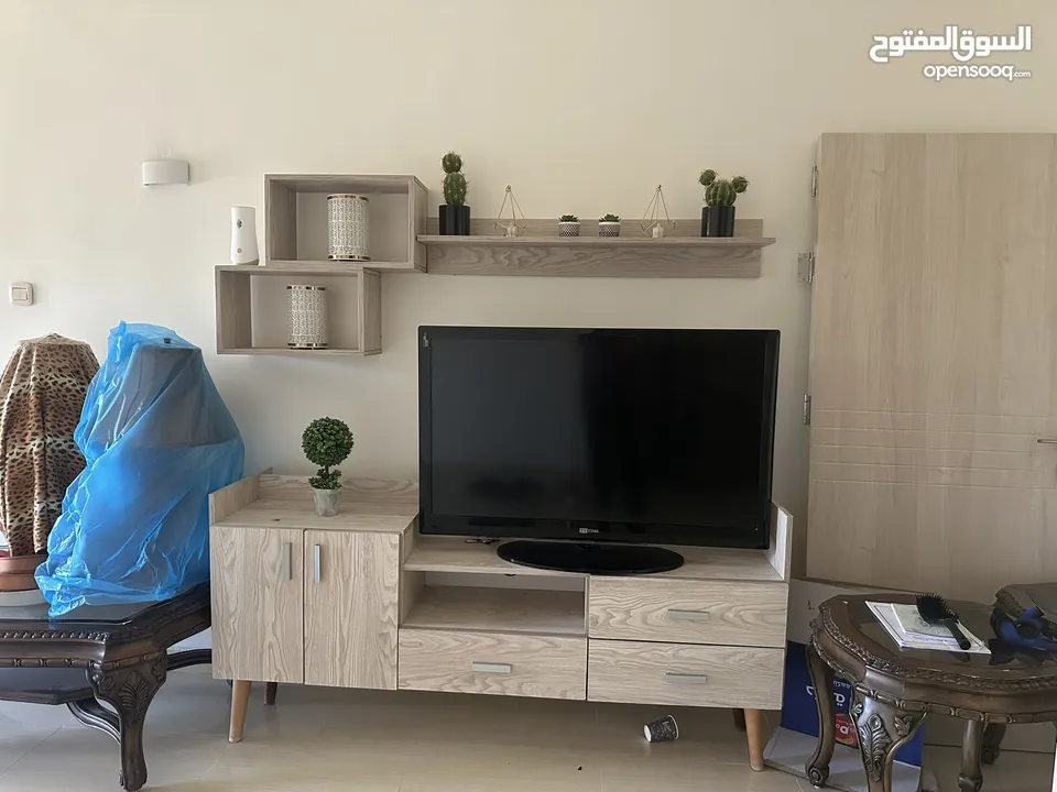 طاولة تلفزيون