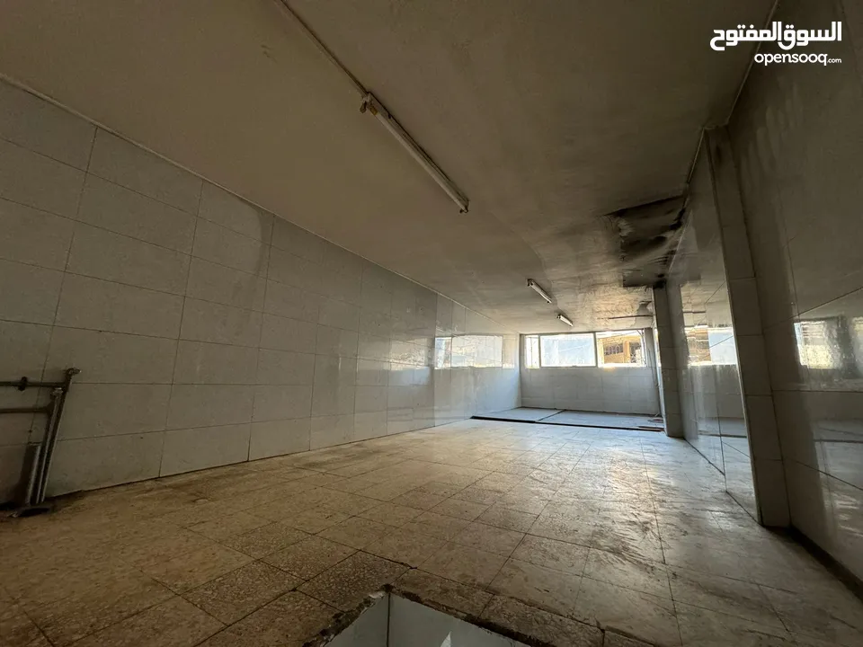 محل للايجاررصويلح شارع الاميرة رايه مبلط ونظيف يصلح لكافة المهن على الشارع العام بعددالاحوال