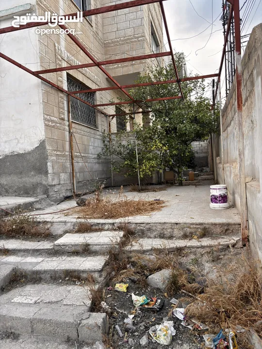 عماره ثلاث طوابق + حوش كبير + بئر ماء  حي الحسين مقابل مدارس ارض العز بالقرب من مخابز يوسف فرح