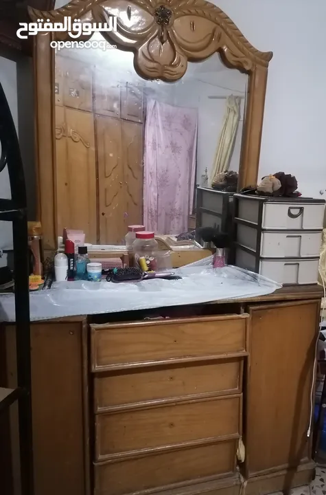 غرفه نوم موديل قديم خشب جيد ولا يوجد كسر فيها بحاله جيده