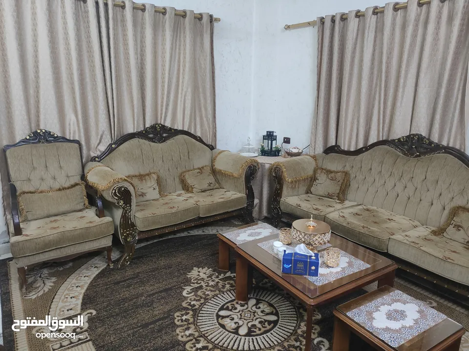 طقم كنب 9 مقاعد بحالة جيدة جداً للبيع بسعر مغري