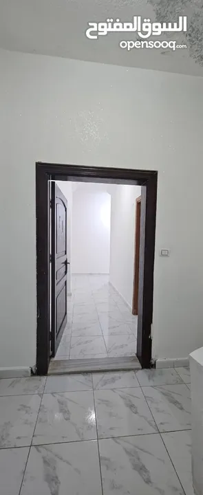 شقة طابق ارضي سوبر ديلكوس كما يوجد غرف مفروشة لطلاب الطب قرب مستشفى السلط الجديد