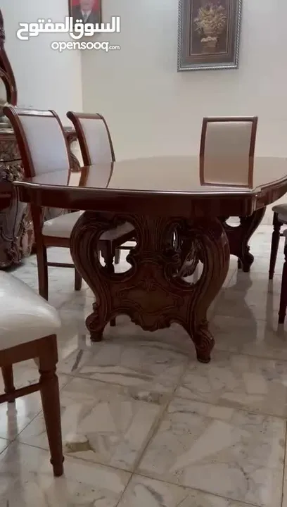 طاولة سفرة فخمة للبيع بسعر مغري مترين × متر قشرة جوز طبيعي مع لمعة