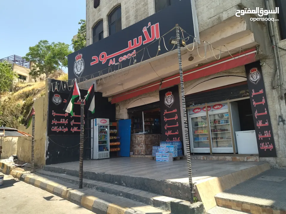 محل قهوة للبيع  ماركا الشمالية مقابل السكة تعمل بشكل جيد البيع لعدم التفرغ منطقة اصطفاف وشارع حيوي.