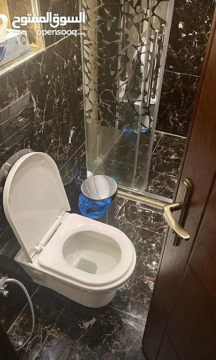 شقة استثمارية للييع يجانب جامعة البتراء
