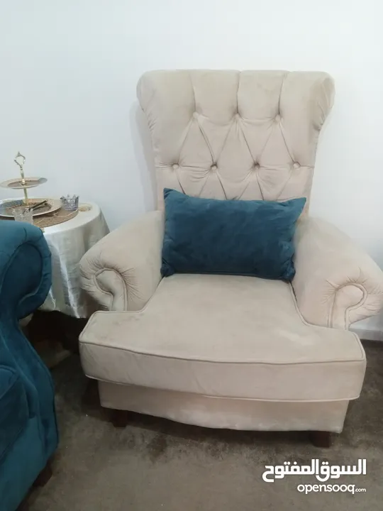 غرفة ضيوف و طاولت سفره