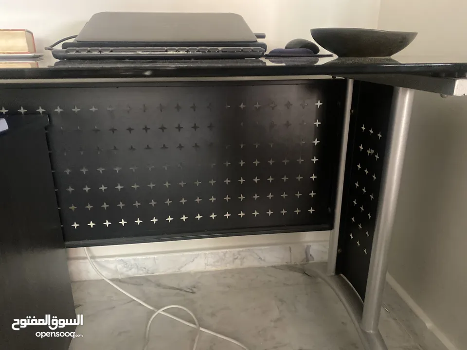 مكتب زجاج وحديد ثقيل للبيع